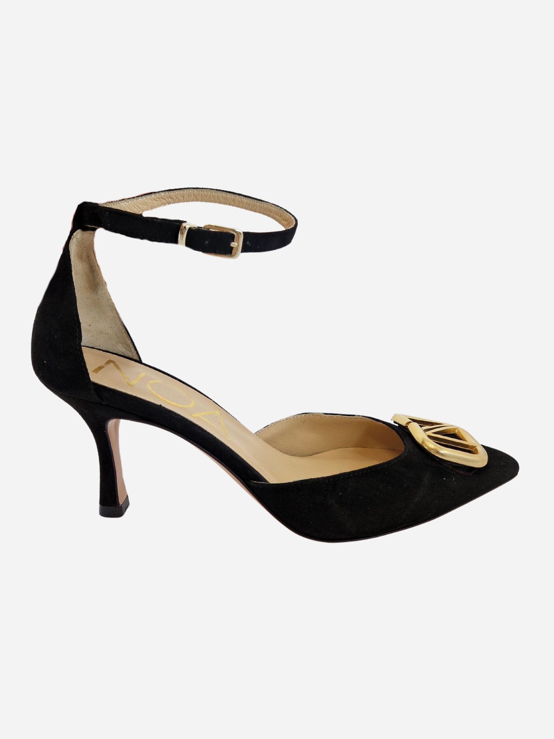 scarpa in camoscio nero con cinturino e accessorio dorato