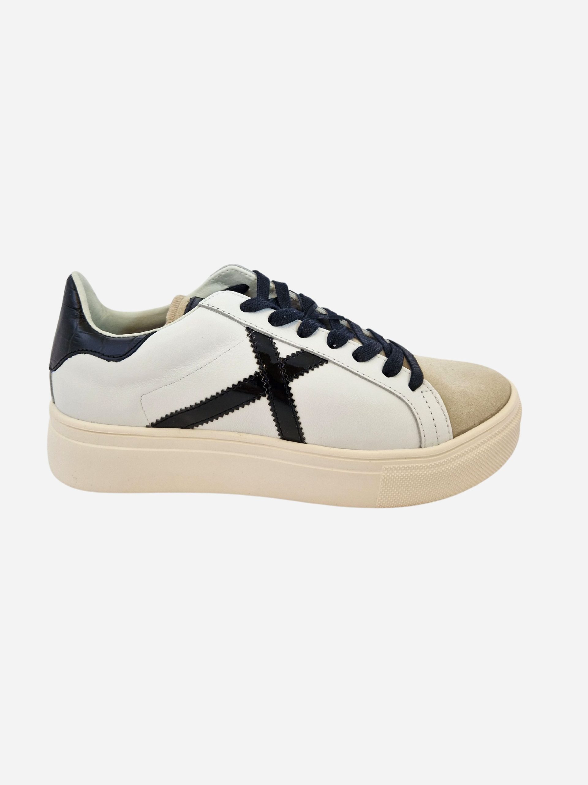 sneakers in pelle bianca con inserti neri munich